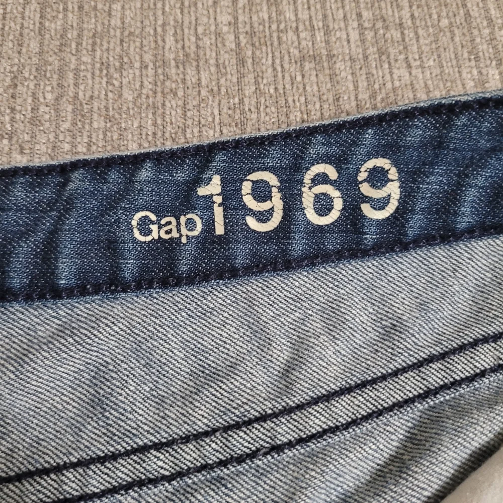 GAP Summer Out Offs Denim Shorts Distressed Hem Size 31 / 12 - Picture 4 of 5